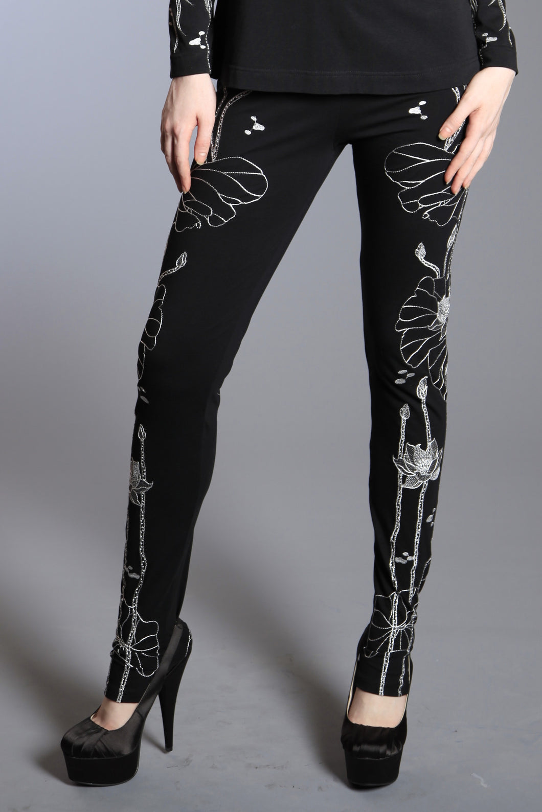 Embroidered Black and White Lotus Leggings 10819